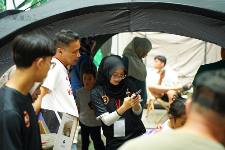 Staff membantu pelanggan memilih gear