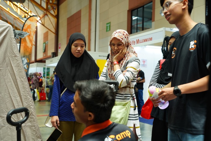 Pelanggan melayari produk 10 CAMP