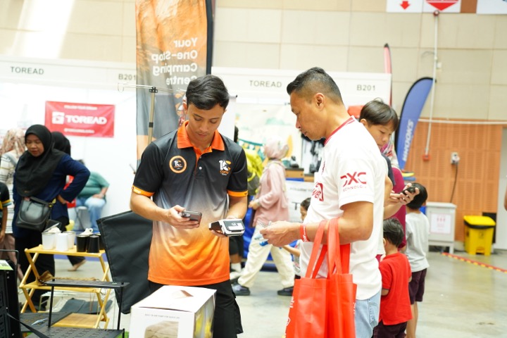 Staff 10 CAMP menunjukkan produk kepada pelanggan